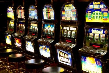 okejudi platform interface showing live tables and game menu